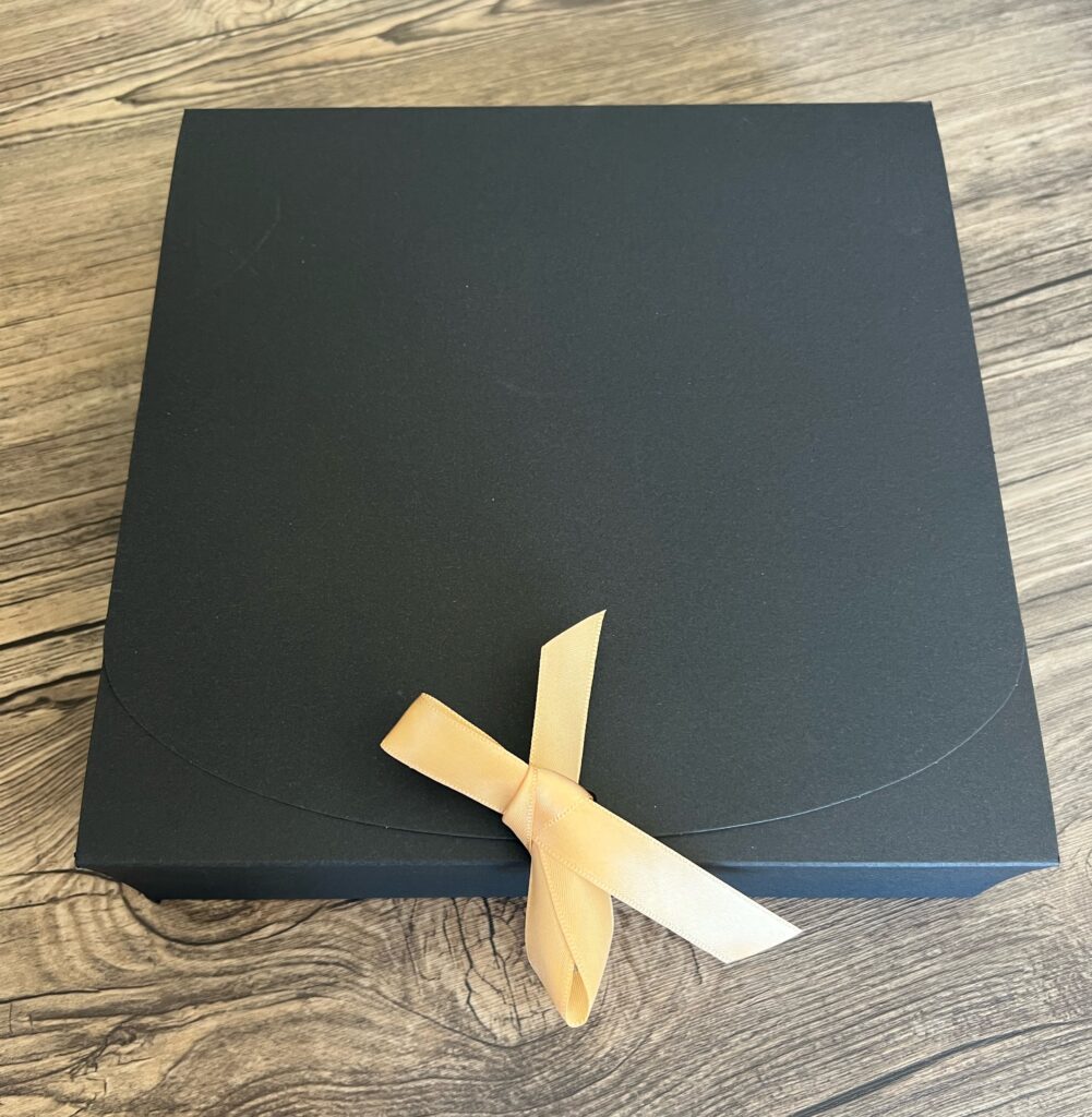 Cadeaudoos zwart vierkant met gouden lint